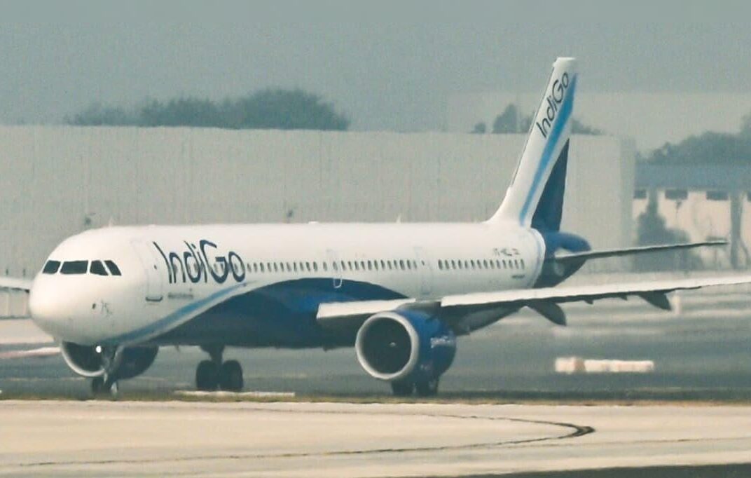 विशाखापत्तनम-दिल्ली इंडिगो विमान की आपात लैंडिंग, इंजन में खराबी से 160 यात्रियों की सांसें थमीं