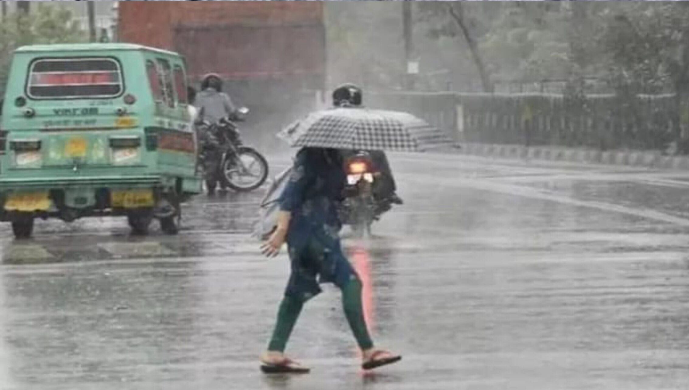 राजधानी दिल्ली में गर्मी के बीच बारिश का येलो अलर्ट, हिमाचल प्रदेश में ताजा हिमपात, कई राज्यों में बदला मौसम 