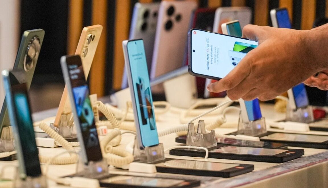 महंगे स्मार्टफोन से डिजिटल समावेशन पर पड़ रहा असर, जीएसटी और बढ़ती लागत ने बढ़ाई चिंता