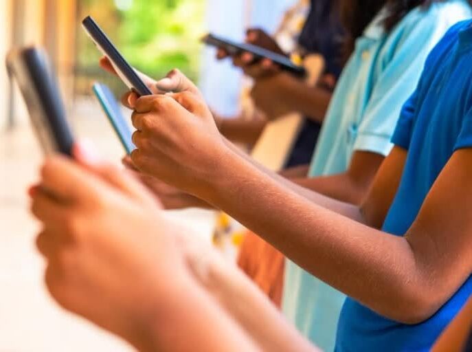 उत्तराखंड के सरकारी स्कूलों में मोबाइल पर नियंत्रण, पढ़ाई पर फोकस बढ़ाने को शिक्षा विभाग का बड़ा फैसला, आदेश जारी