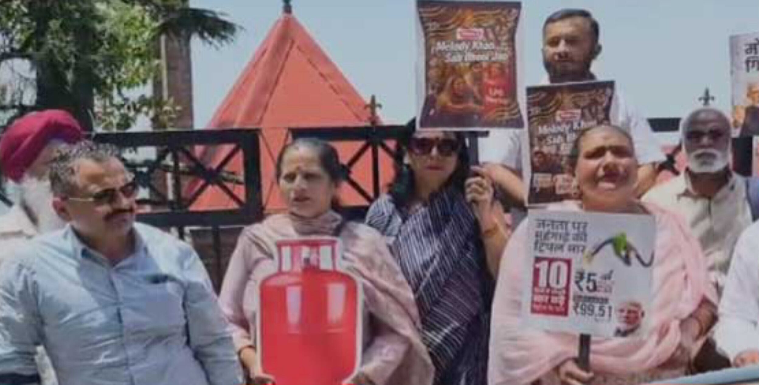 शिमला में महंगाई के खिलाफ कांग्रेस का प्रदर्शन, कहा- बढ़ती कीमतों ने बिगाड़ दिया आम आदमी का बजट, केंद्र सरकार को घेरा