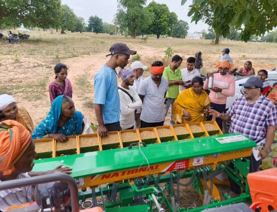 सीड ड्रिल मशीन के द्वारा धान की सीधी बुवाई का किया गया प्रदर्शन
