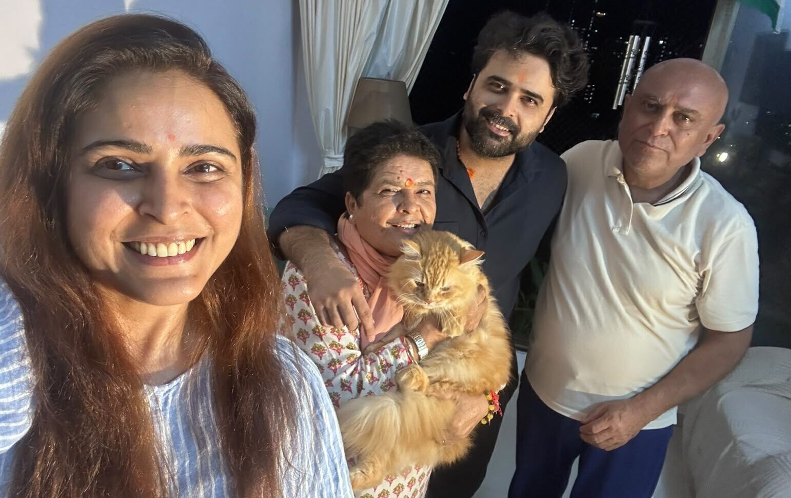 लाल साड़ी में छाईं मधुरिमा तुली, जन्मदिन के जश्न ने जोड़ी ग्लैमर में रिश्तों की गर्माहट